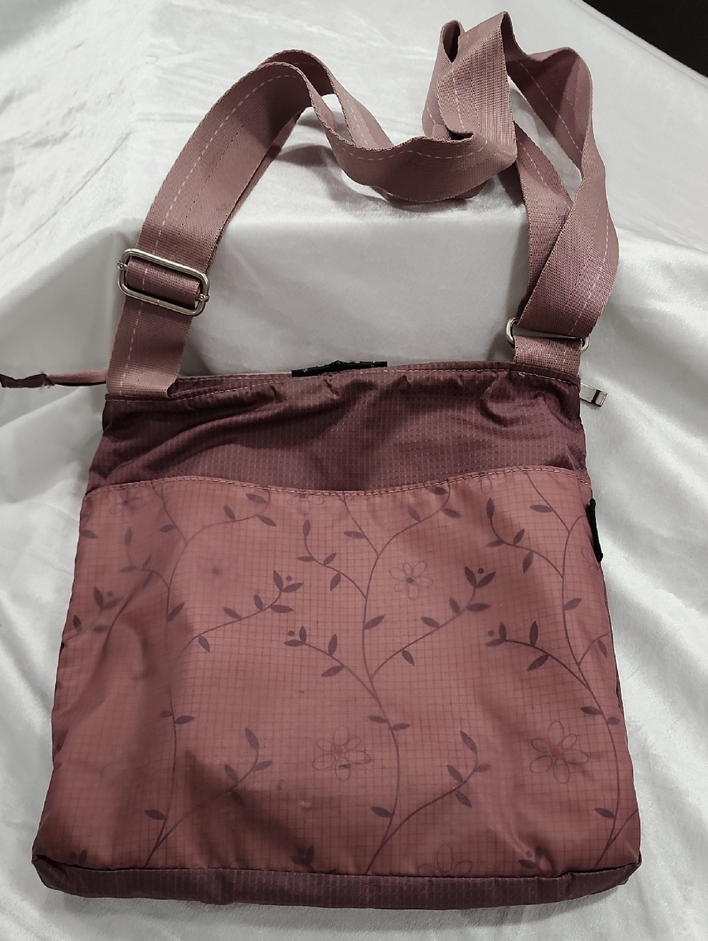 Sherpani Jagle (Jag Le or Jagle) Adjustable Nylon Crossbody Purse. RFID. Mauve. - Picture 3 of 14